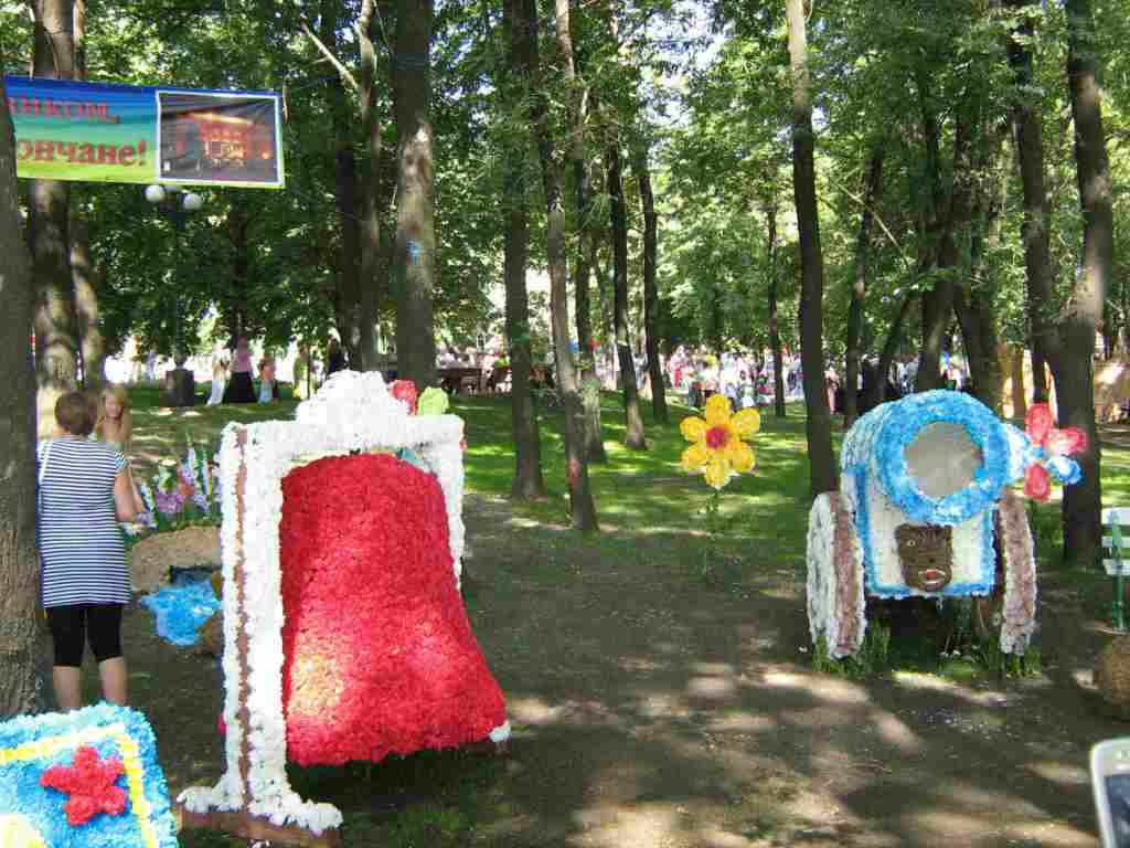 Донецк Выставка цветов 2012 Памятник Жертвам репрессий и Царь-пушка из цветов