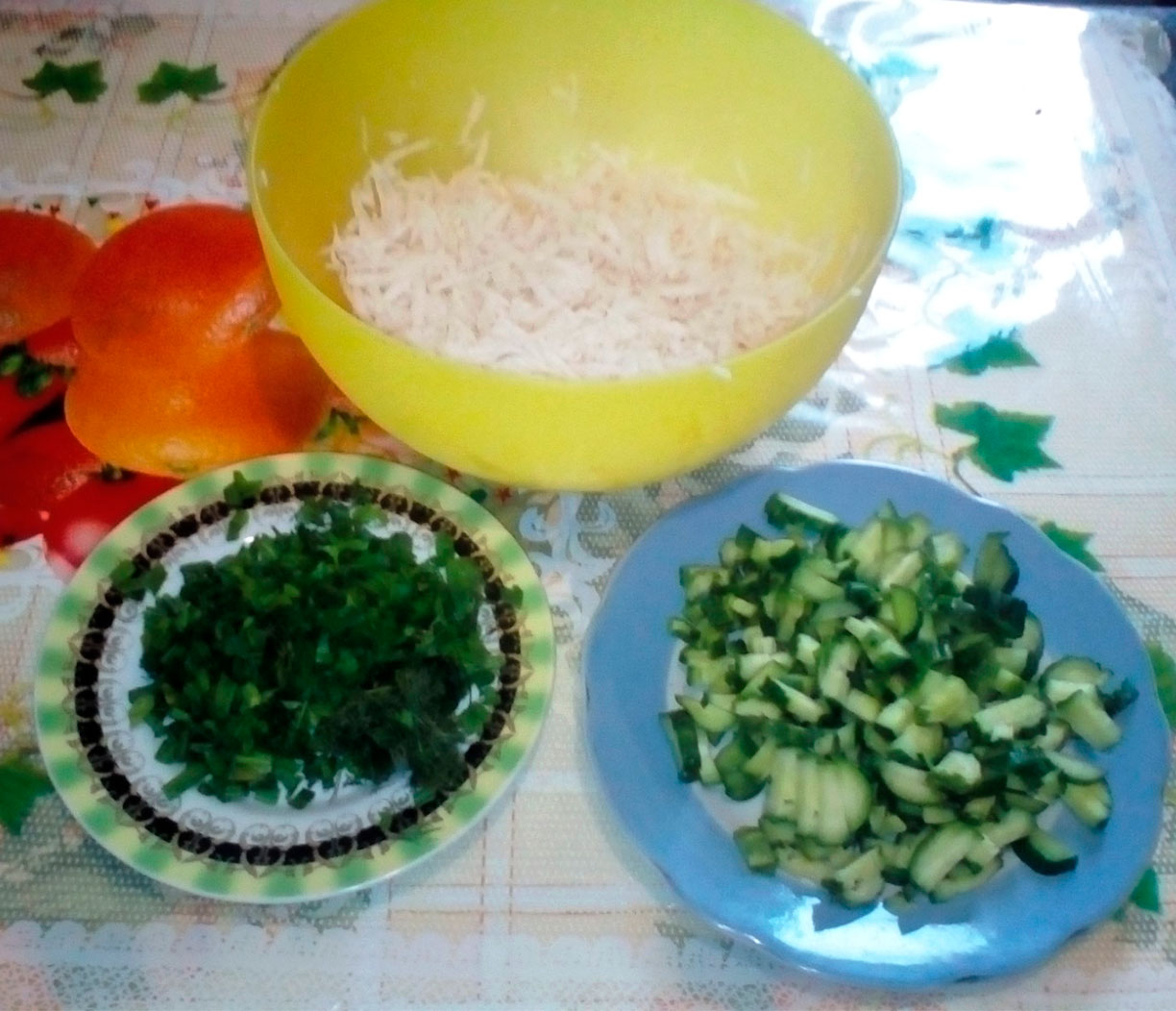 Подготовленные овощи для салата: чёрная редька, свежий огурец и зелень 