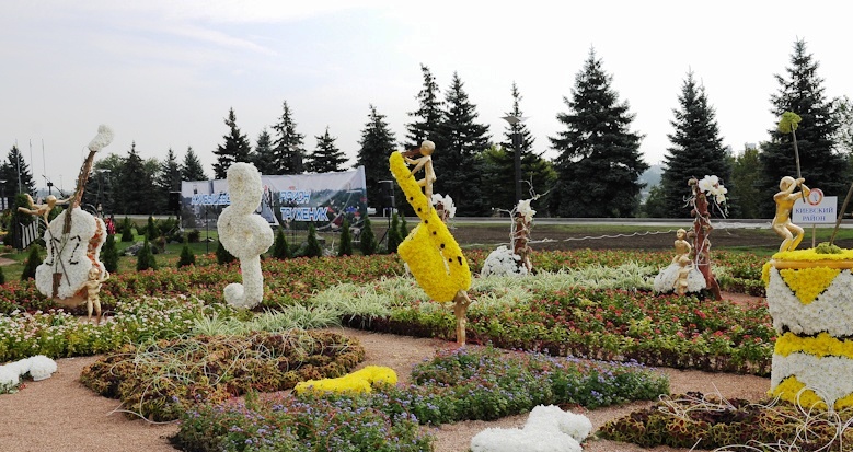 Донецк Выставка цветов 2012 Музыкальные инструменты из жризантем