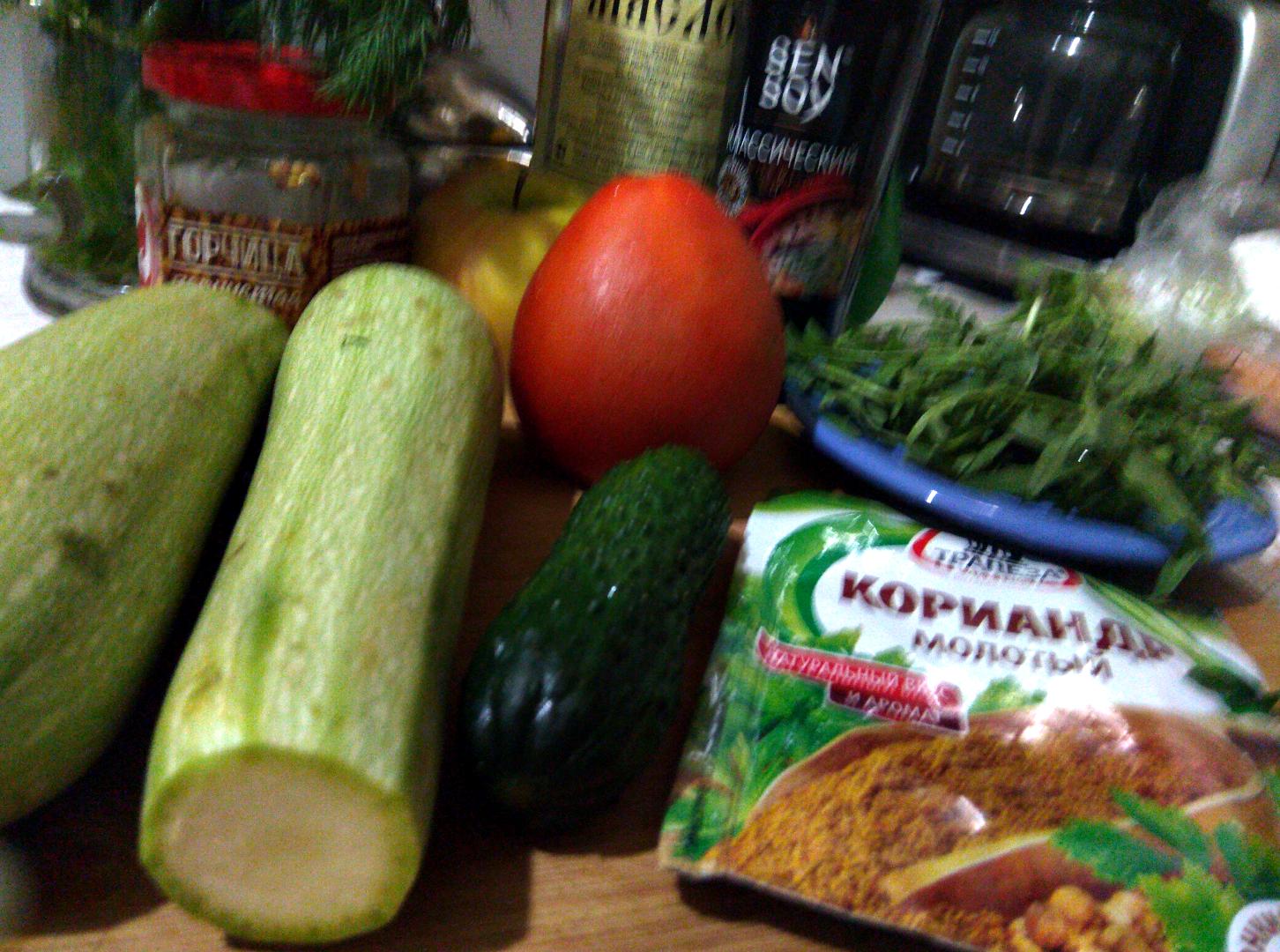 Рецепт салата их свежих кабачка, огурца и помидора. Продукты