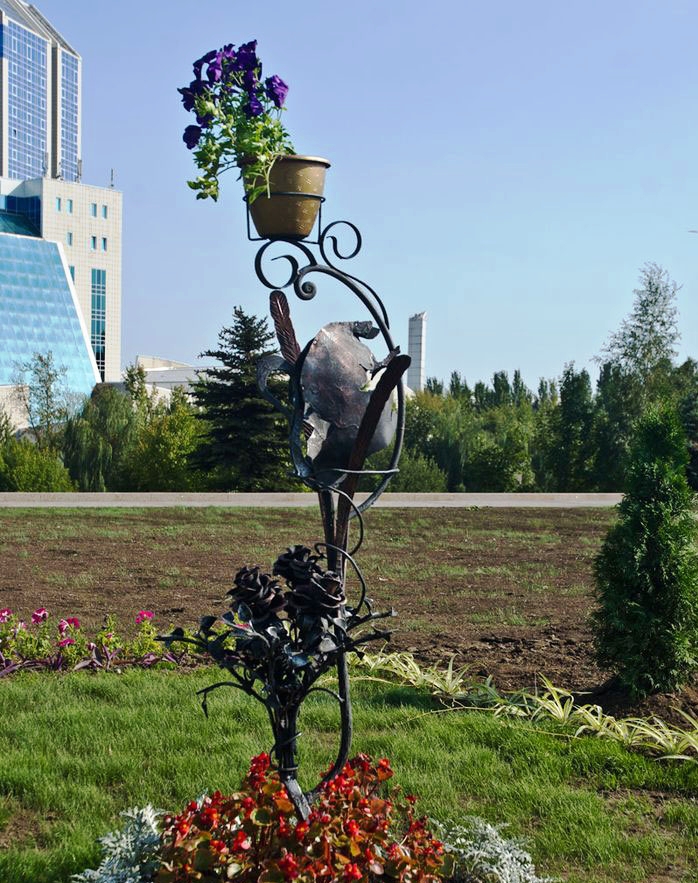 Донецк Выставка цветов 2012 Кованные подставки для сезонных растений донецких кузнецов