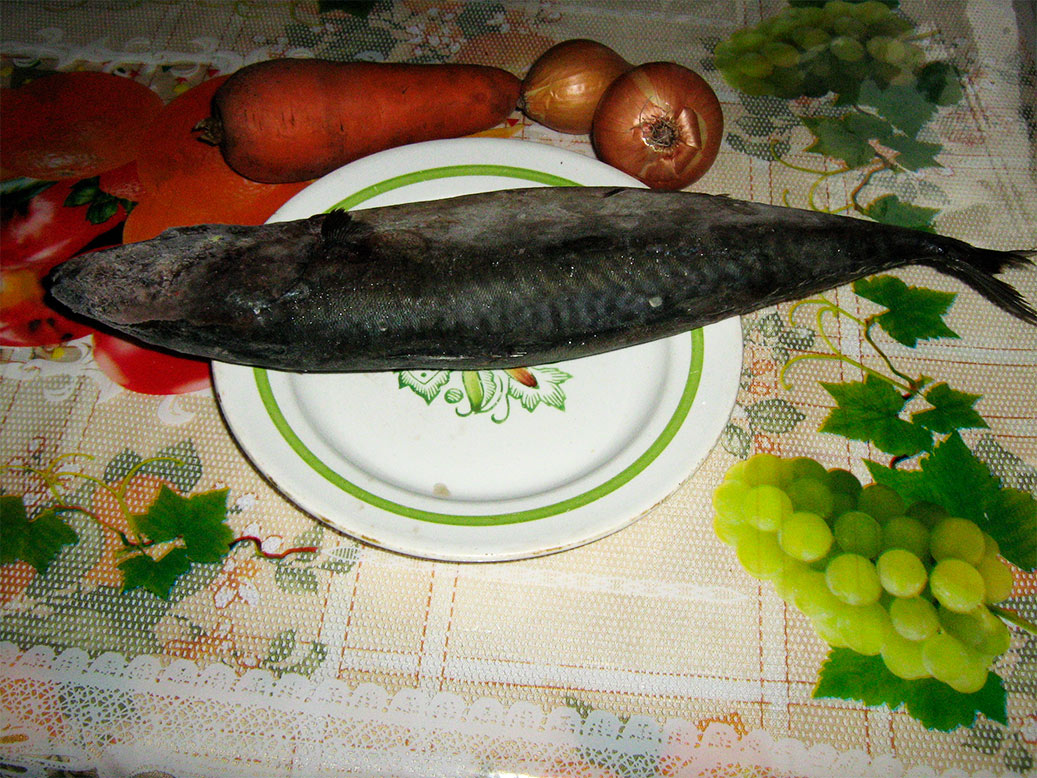 Скумбрия, морковь и лук для салата из рыбы