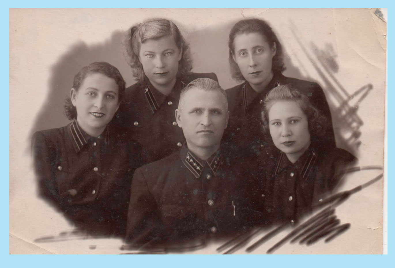Авраам Фёдорович со своими сотрудницами облостного телеграфа г. Сталино
