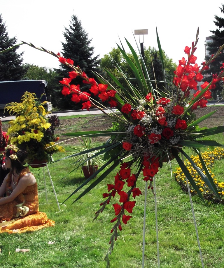 Донецк Выставка цветов 2012 Кованная подставка с гладиолусами